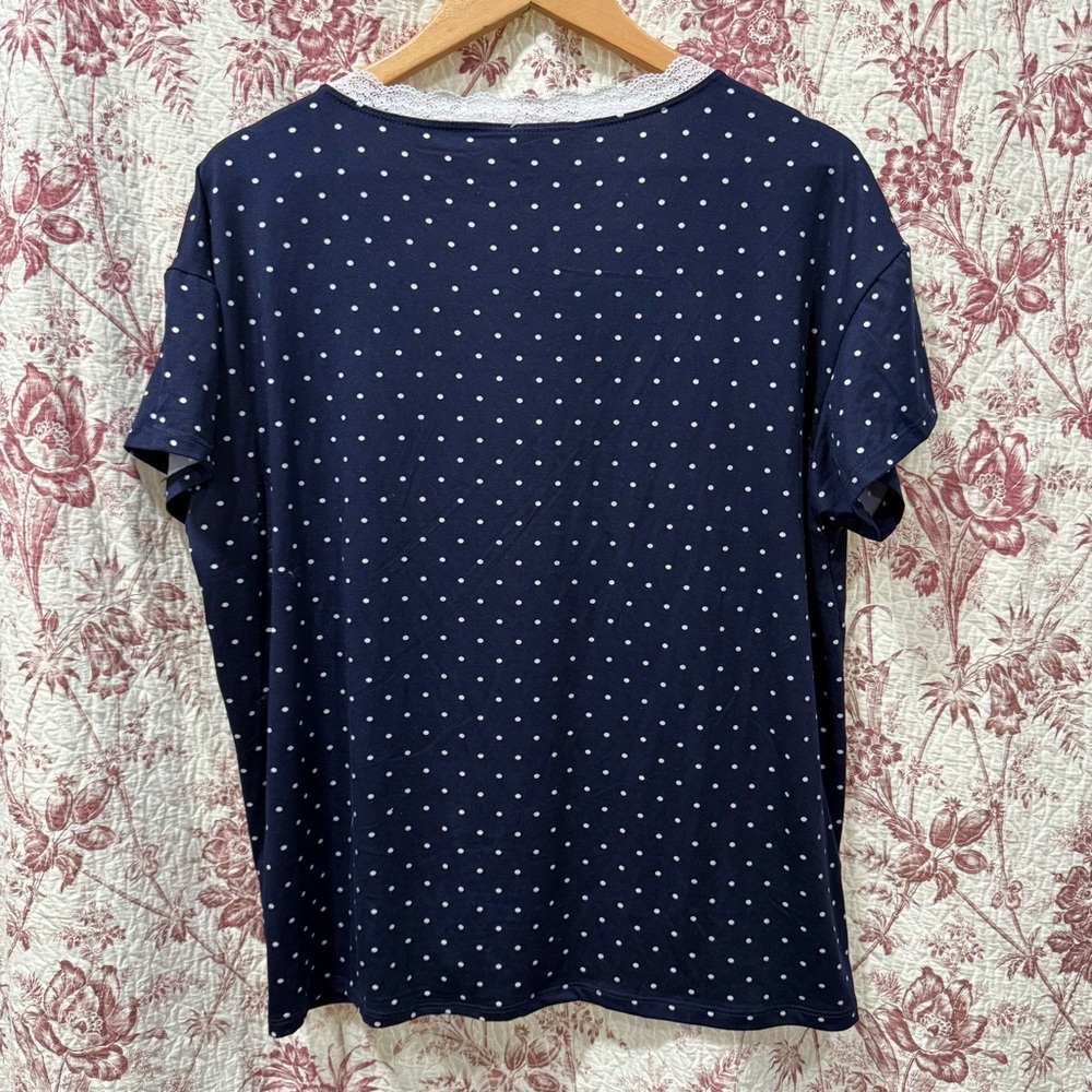 Berkley Jensen Women’s Navy Polka Dot Lace Trim Top Size L - Picture 3 of 3